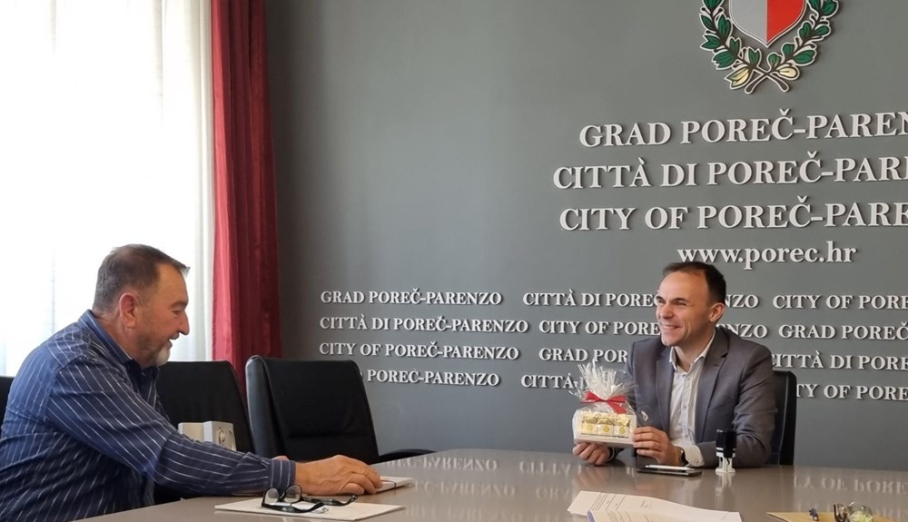 Ivan Kovač, predsjednik udruge "Nektar" je gradonačelniku uručio nabolje medove ocjenjivanja Apis Histrica